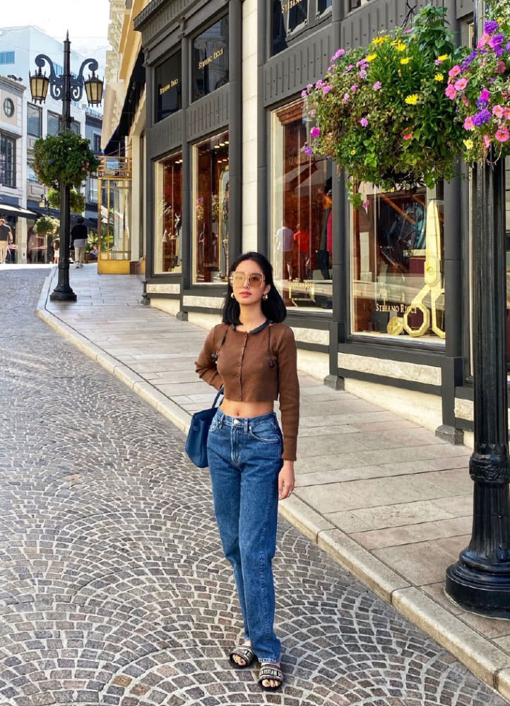 美女杨采钰白衬衫条纹背带裙亮相,气质干净纯粹