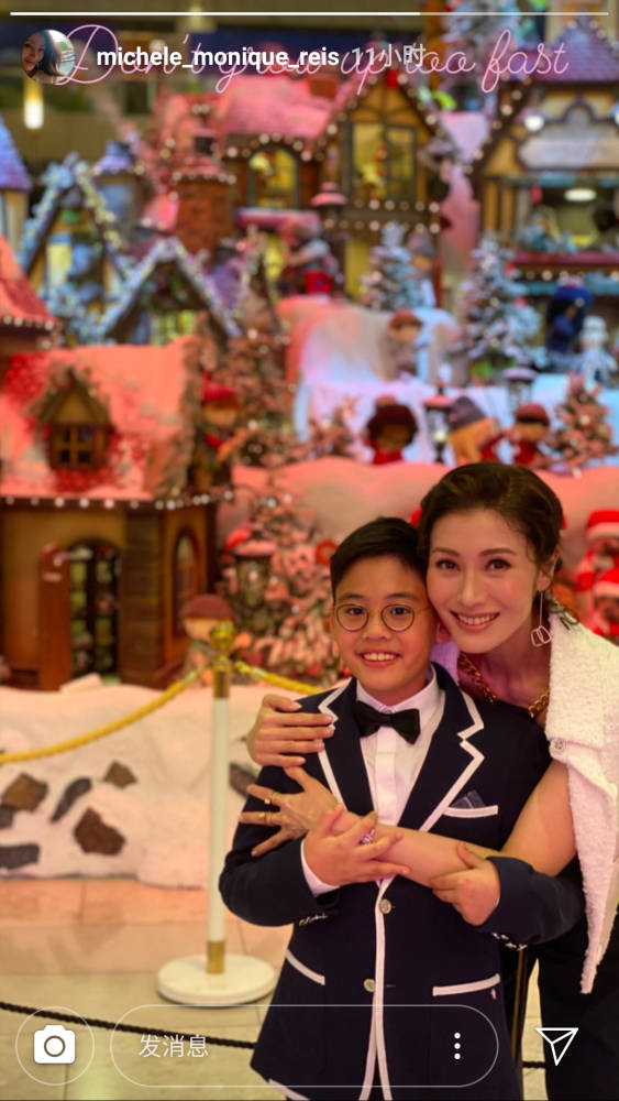 李嘉欣甜晒圣诞礼物,老公许晋亨送无价之宝,一家三口同框很温馨