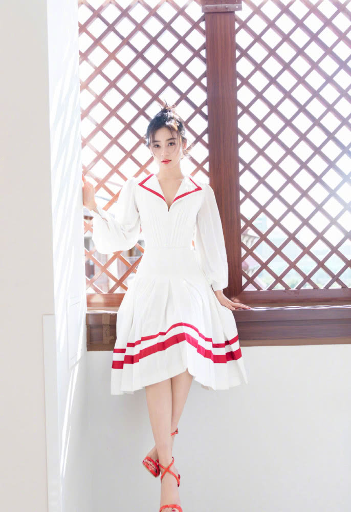 美女袁姗姗最新私服更新,白T黑裙小白鞋搭蓝西装满满的清新感