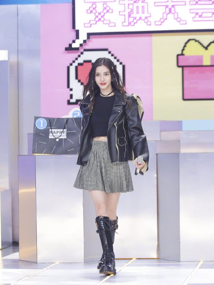 ANGELABABY好少女，露脐短袖配百褶裙美成20岁！