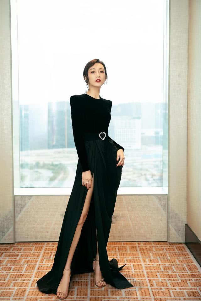 性感美女王鸥黑丝绒高开叉礼服亮相颁奖典礼,大长腿让人羡慕不已