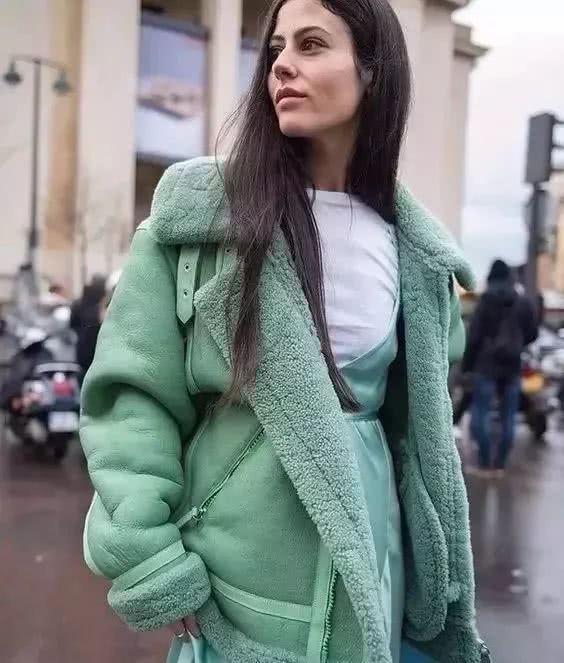 今年秋冬别穿大衣了，羊羔毛外套才是时尚首选！