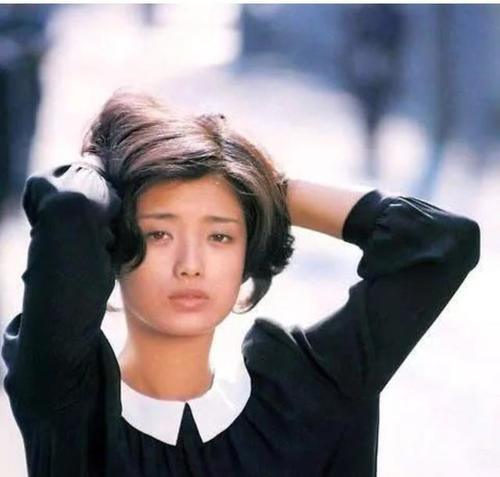 59岁山口百惠和老公近照曝光，美人已迟暮，一时间轰动了娱乐圈