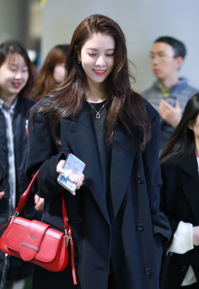 宋妍霏全黑穿衣配小白鞋，红挎包成最大亮点