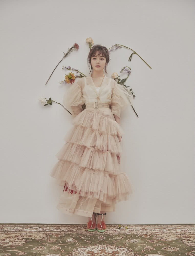 美女谭松韵穿水雾蓝抹胸开叉裙,淡雅又有少女感