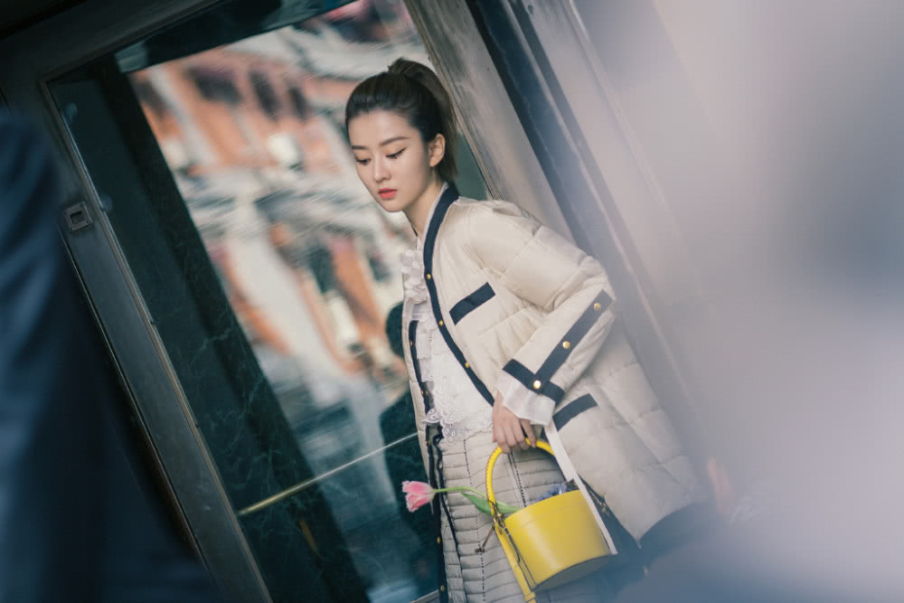 高挑美女乔欣外套配裙子,气场冷艳似女王