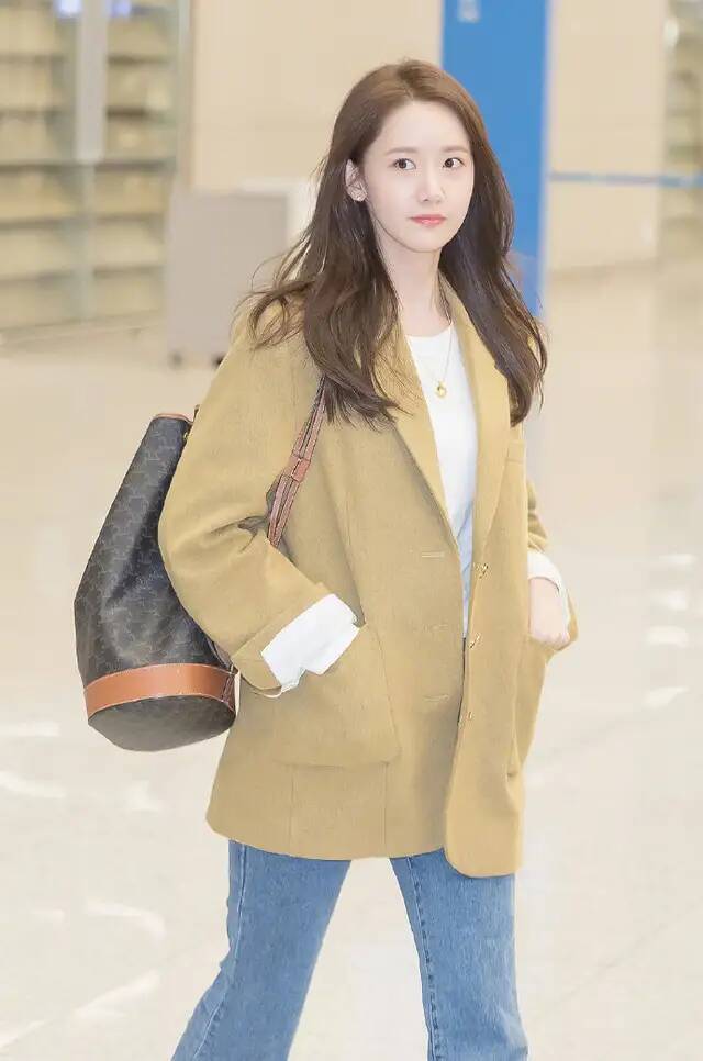 韩国美女林允儿机场时尚穿搭,灯芯绒背带裤内搭高领毛衣,乖巧甜美超有范