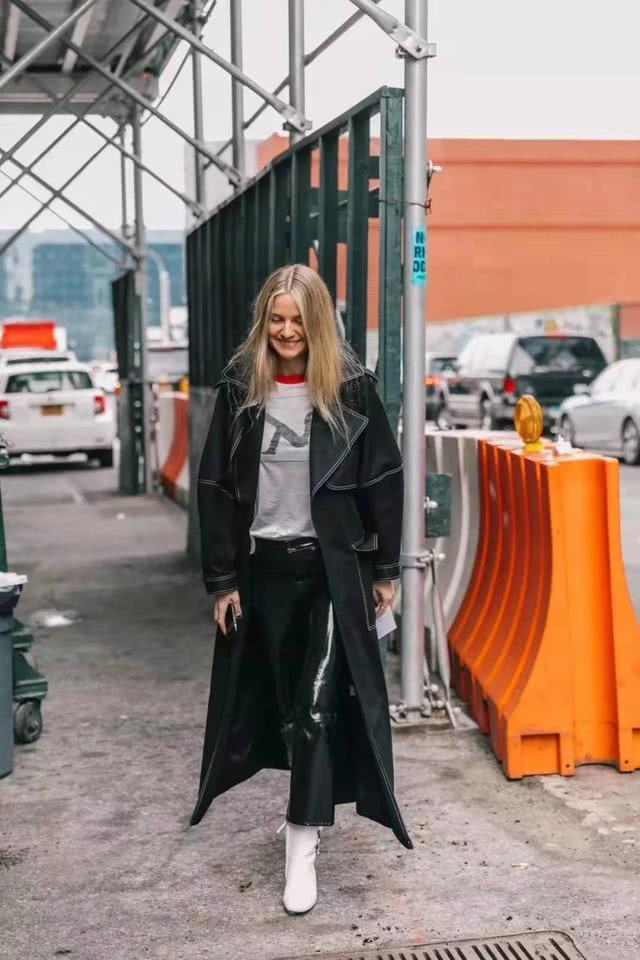 欧美街拍：今年冬天最“减龄高级”穿搭范本，错过还要等一年