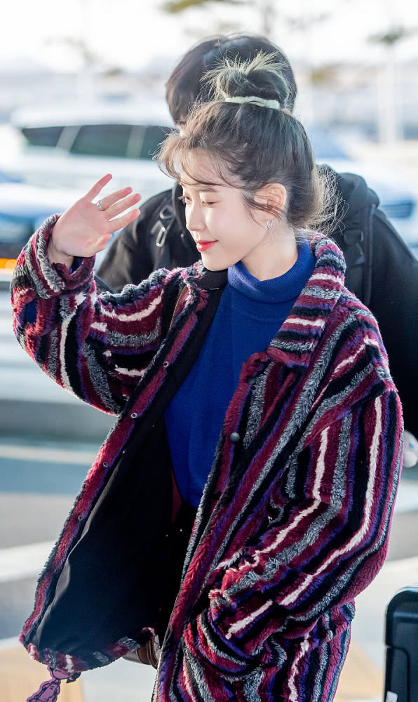 IU李知恩真会穿！毛绒外套搭阔腿裤，162CM也能穿出黄金比例