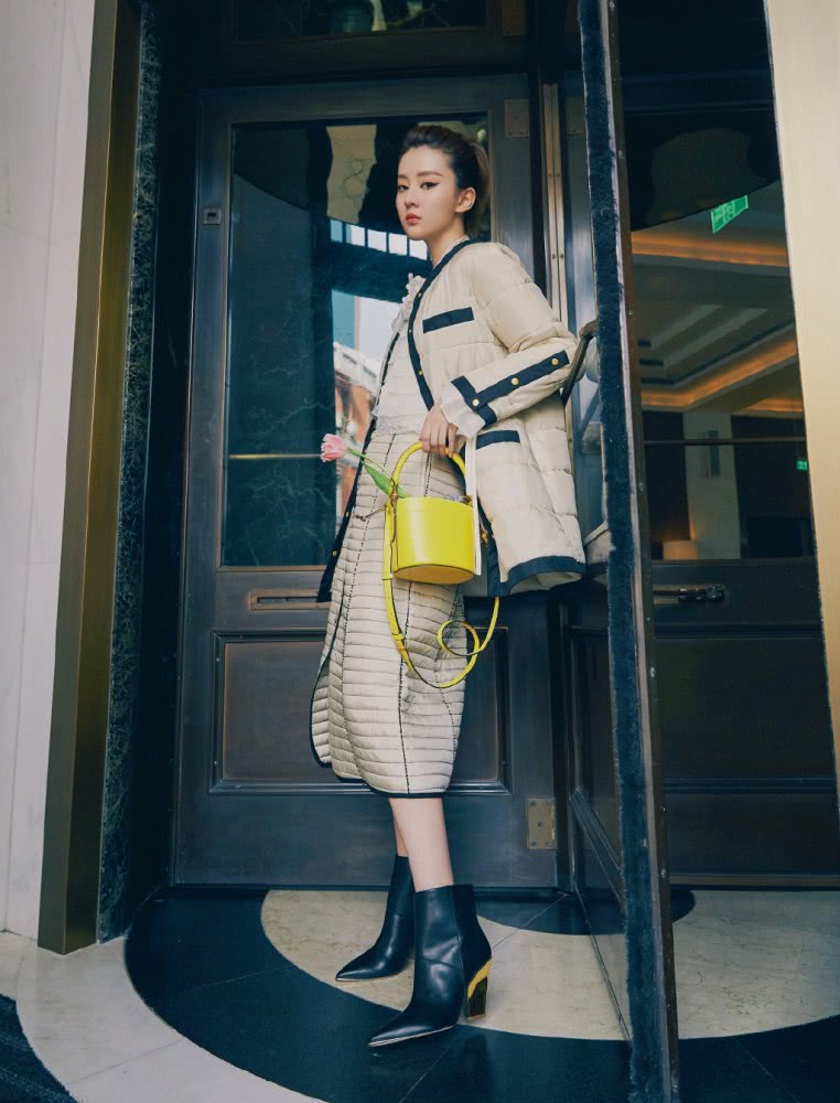 高挑美女乔欣外套配裙子,气场冷艳似女王