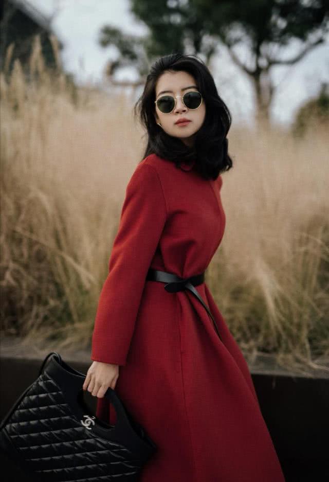 什么年龄的女生都可以，把2020年的“新年色”穿上身，显瘦又高级