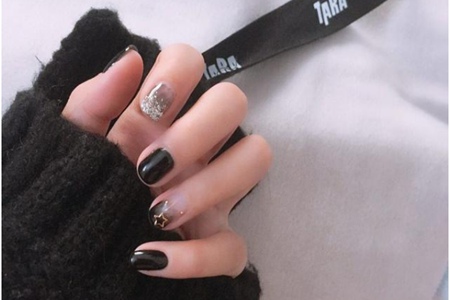 1576811808481269.jpg 女生美甲图片2019新款式,洋气黑色美甲流行图大全