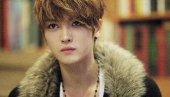 4岁被抛弃，养父家8个姐姐宠他上天，红遍后亲生父母上门认亲