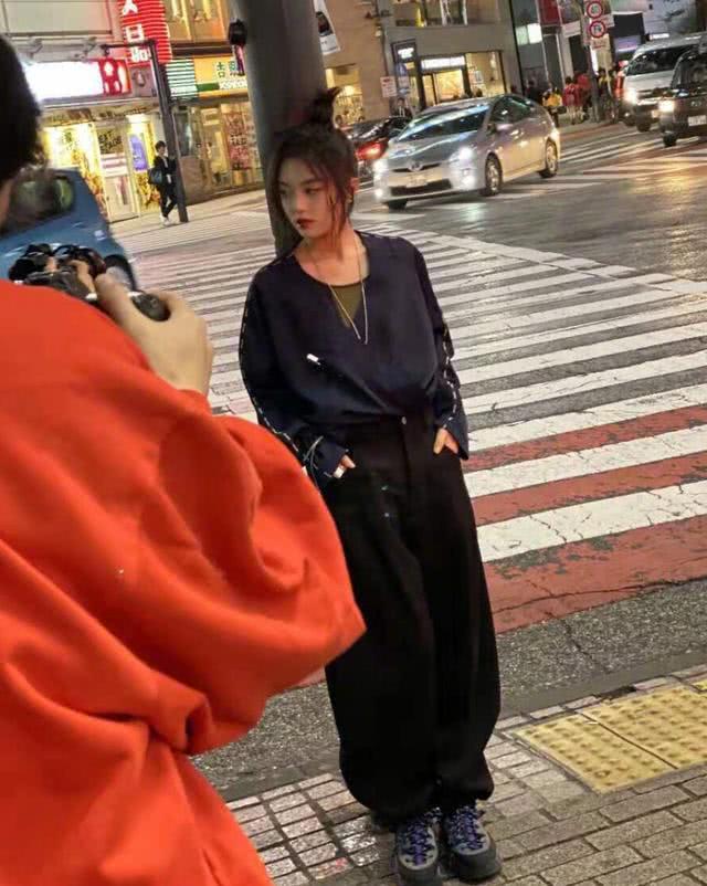 00后美女小花赵今麦罕见港风造型,红唇丸子头美艳有范,成熟中透着少女气息