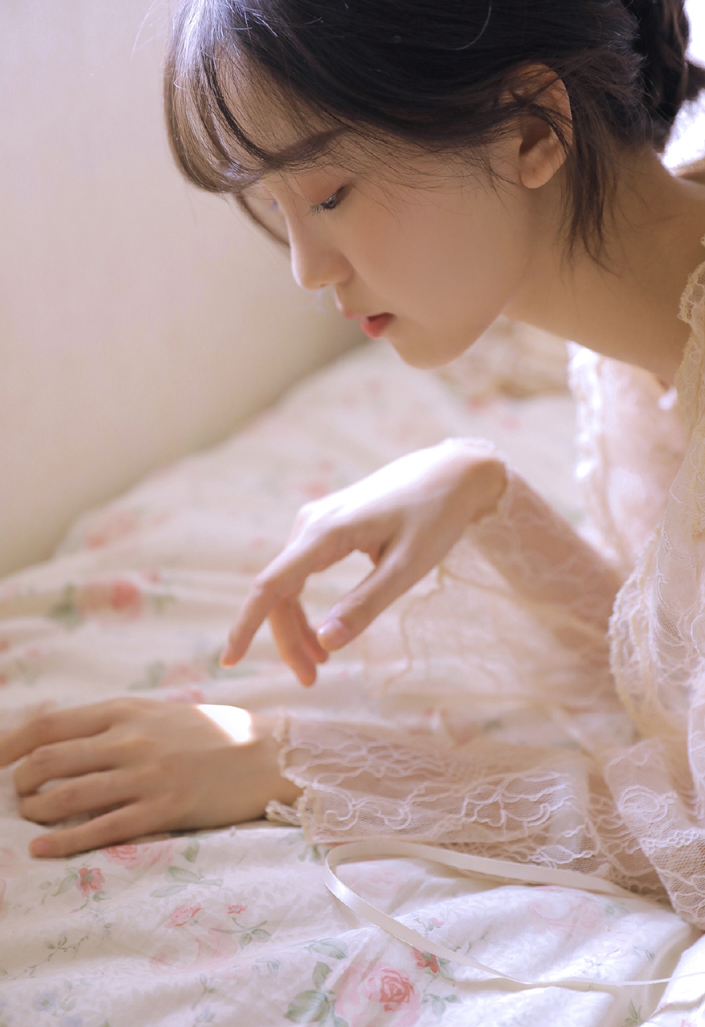 粉嫩美女吊带性感妩媚写真图片