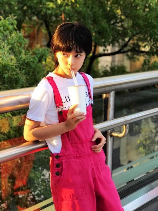 00后美女小花赵今麦罕见港风造型,红唇丸子头美艳有范,成熟中透着少女气息