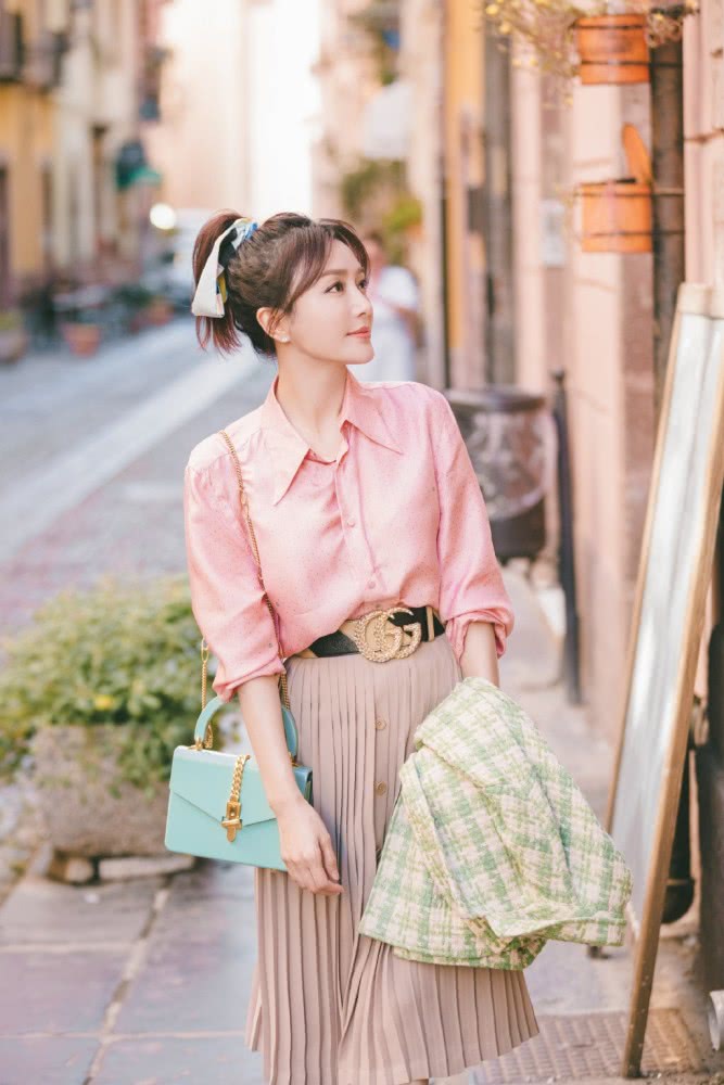 气质美女秦岚穿粉色衬衫扎丝巾,宛如少女