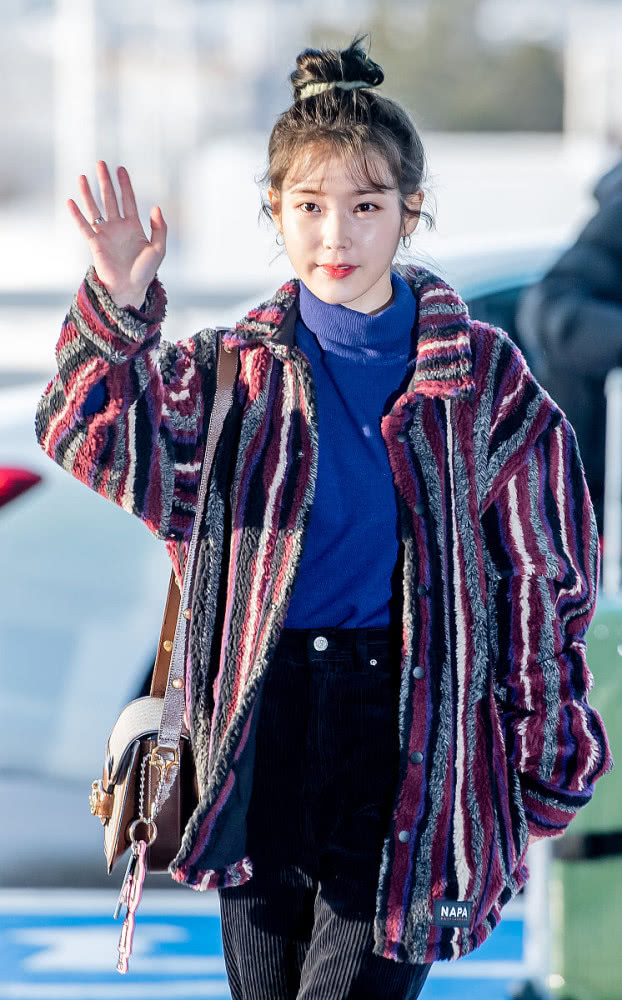 IU李知恩真会穿！毛绒外套搭阔腿裤，162CM也能穿出黄金比例