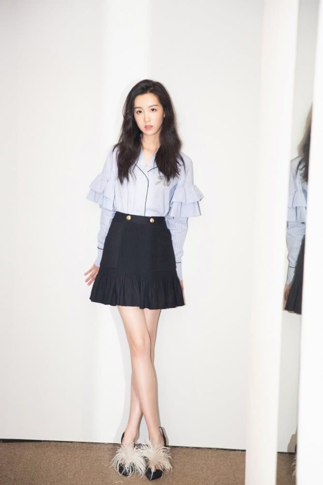 校花美女陈都灵穿连体裤配马丁靴，显高又帅气