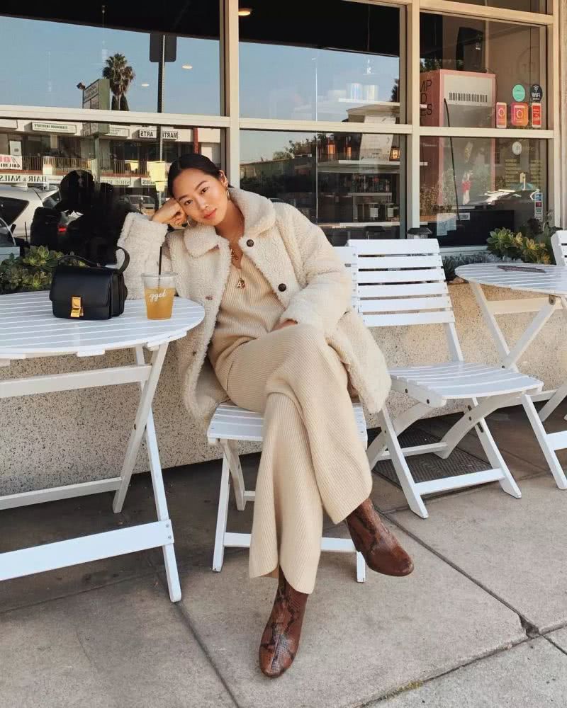 今年秋冬别穿大衣了，羊羔毛外套才是时尚首选！