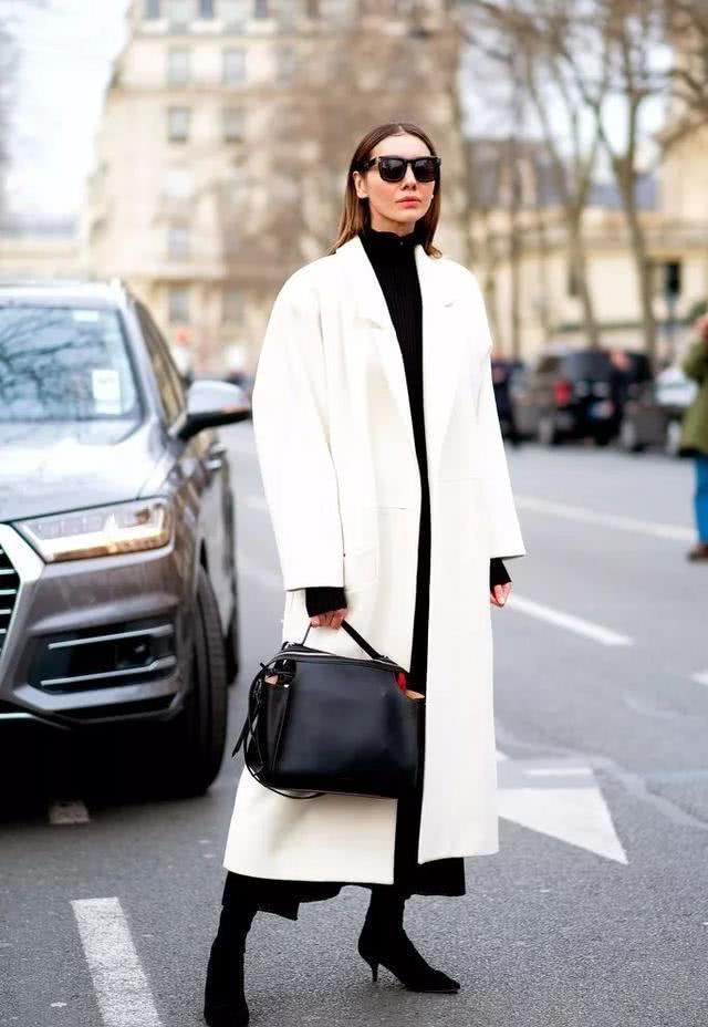 欧美街拍：会打扮的女人穿大衣都会选这4种内搭，美得高级还显气质