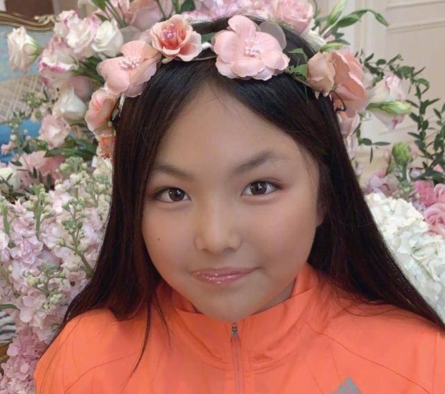 10岁王诗龄晒圣诞照，颜值上升瘦出尖下巴，名副其实白富美？