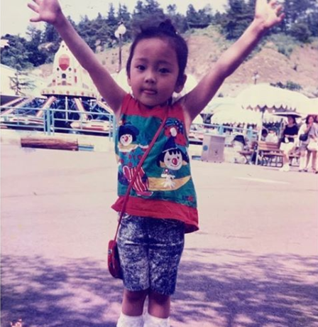 具荷拉去世15天,哥哥晒其童年照:我们荷拉小时候也很漂亮,想你