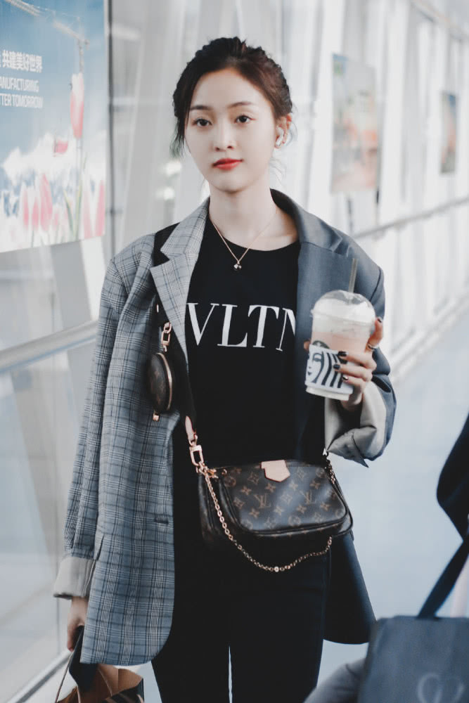 美女吴宣仪机场街拍,蓝色毛绒外套加马丁靴,温暖风度全都要