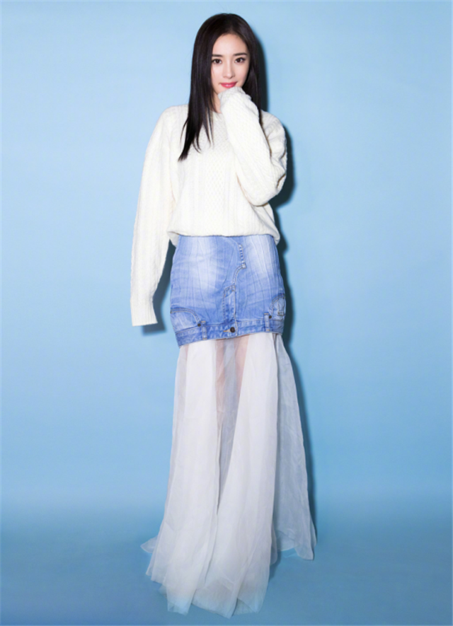 最近火了一种穿法,叫“上半身过冬,下半身过夏”,杨幂都上头了