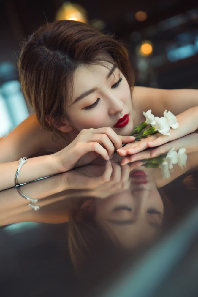 美女乔欣腰臀曲线引热议,蜕变名媛只用了一条渐变裙