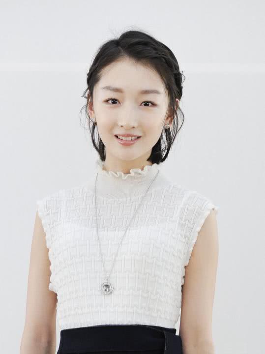 美女明星示范：今年流行“裙摆短发”，时髦减龄显脸小