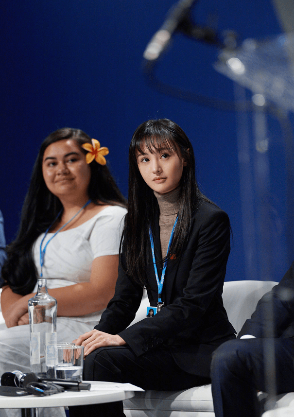 有种“整容”叫郑爽联合国发言，当她卸妆素颜出镜后，网友瞬间沸腾了