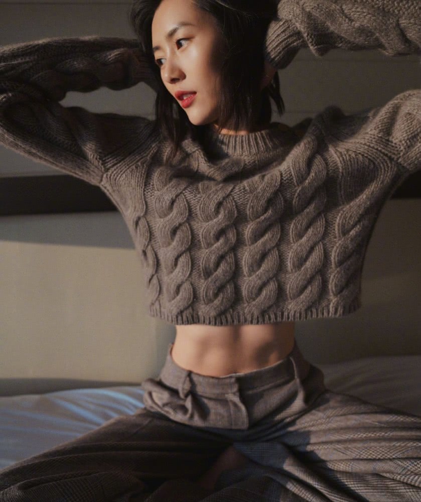 刘雯私服穿针织衫配格纹裤，秀马甲线被怒赞巴掌腰