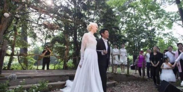 撒贝宁妻子李白是二婚？头婚照片疑似曝光，结婚环境有些太寒酸