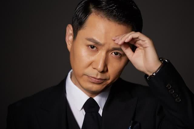 他被称为万年绿叶,出道数年不走红,娶小11岁娇妻成人生赢家