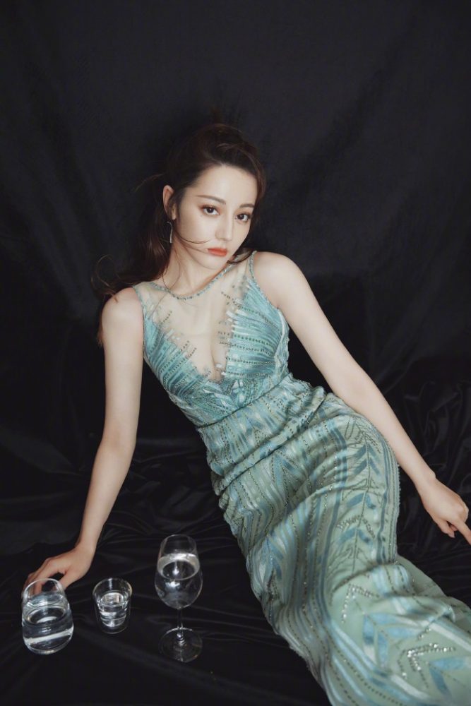 迪丽热巴太性感，大V薄荷绿长裙勾勒完美腰臀比