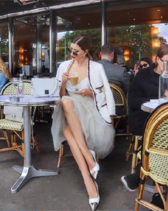 70后的她却有20岁的身材,时尚穿搭尽显魔鬼身材