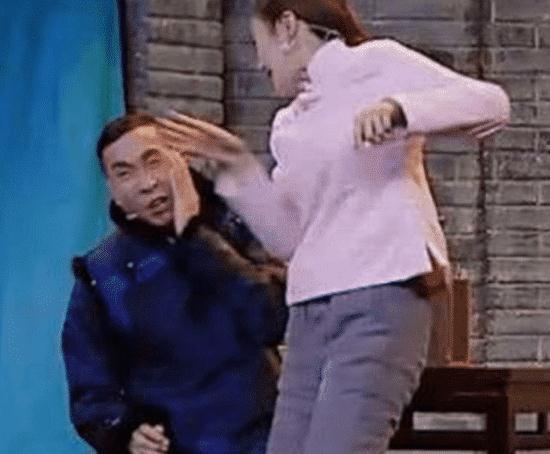 总有男演员趁机揩油,曾志伟都算收敛的,你看看吴秀波有多过分!