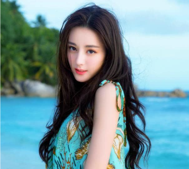 迪丽热巴5年前旧照曝光，大冬天露腿，网友：比现在美多了！