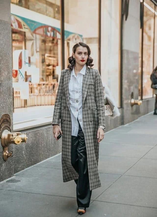 欧美街拍：会打扮的女人穿大衣都会选这4种内搭，美得高级还显气质
