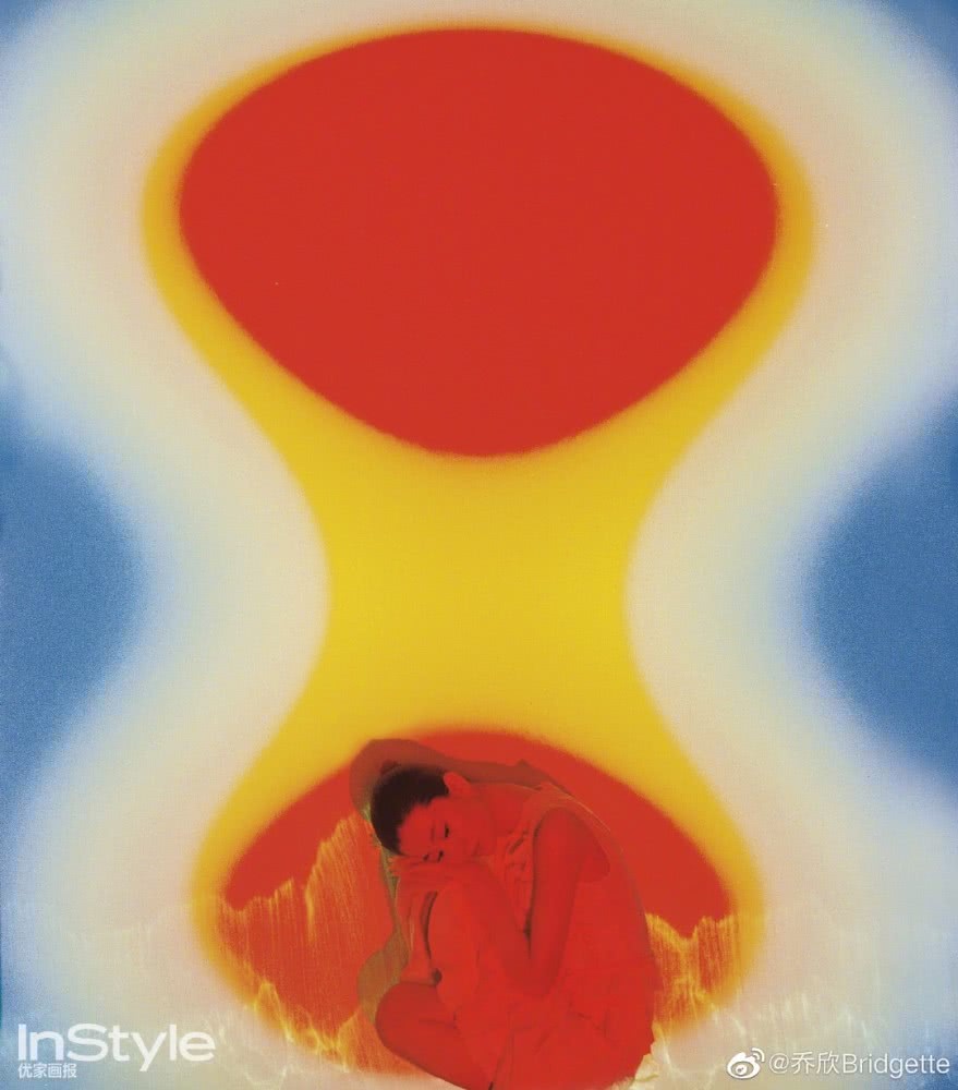 美女乔欣最新时尚写真,大胆玩转光与影,五彩斑斓太夺目