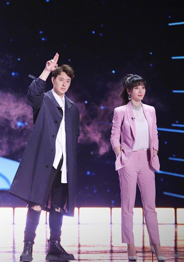 性感美女柳岩写真照曝光,39岁穿大红色披肩连体裤,秀凹凸身材气场炸裂