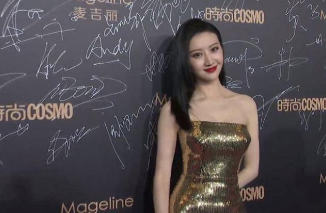 COSMO红毯众星出席，陈都灵全程翻白眼，朱丹妆容引热议