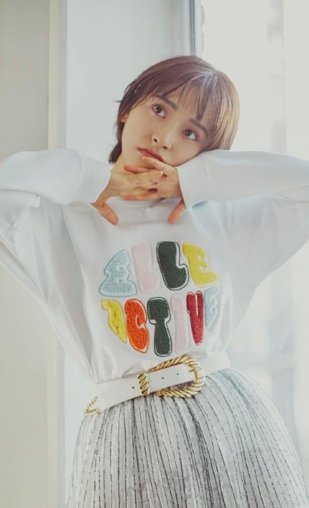 小美女沈月穿字母卫衣配条纹裙，清新又甜美