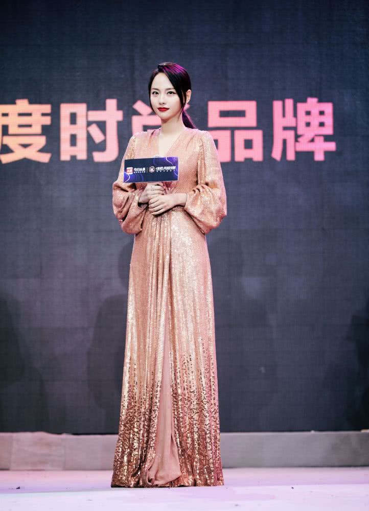 张嘉倪穿针织衫配皮裤，凹出酷帅少女感