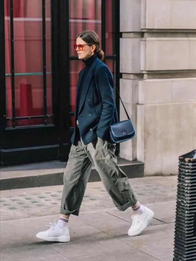 欧美街拍:腿粗的女人试试这3种“吃肉裤”,显瘦还时髦