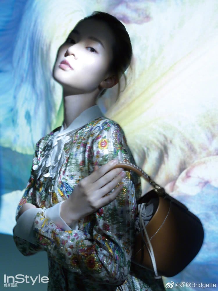 美女乔欣最新时尚写真,大胆玩转光与影,五彩斑斓太夺目