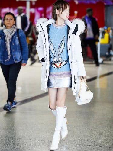 美女张嘉倪穿雾霾蓝长裙,美得不可方物,这气质太迷人