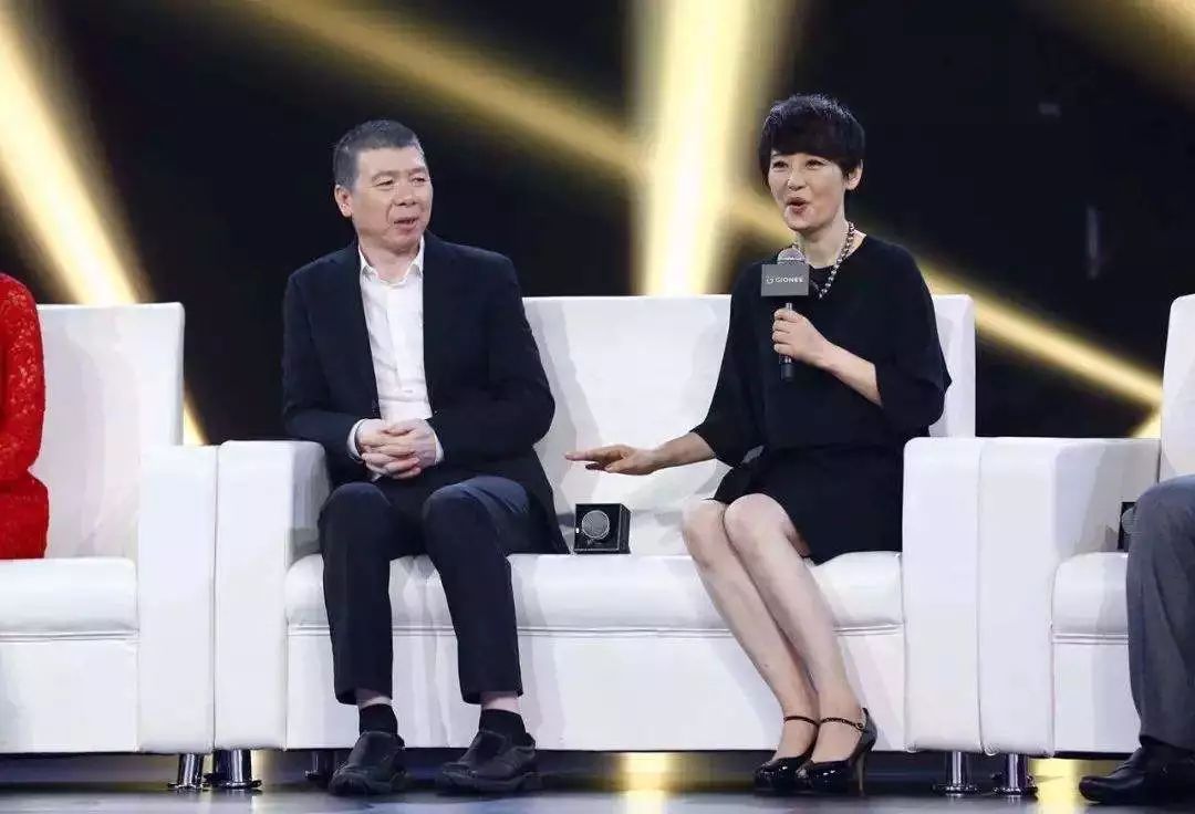 冯小刚新戏首映,全程无笑脸,小9岁妻子徐帆崇拜的眼神亮了