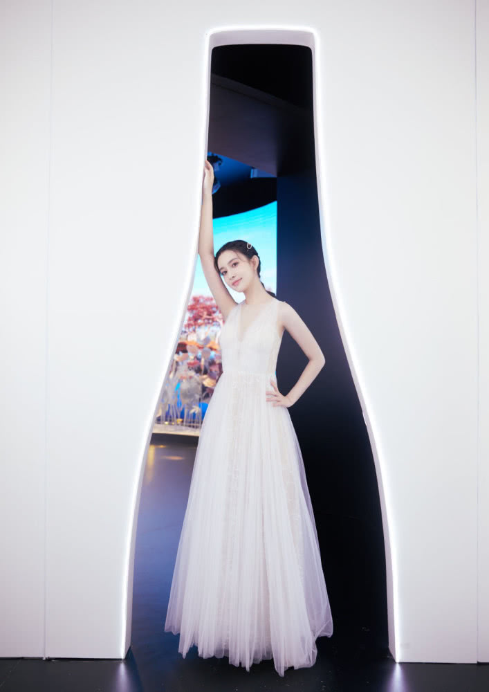 美女孟子义穿牛仔套装出境，大长腿超抢眼